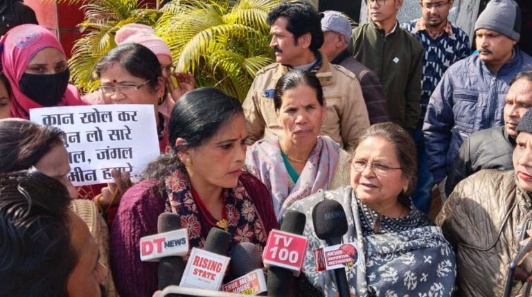 UKD ने अवैध निर्माण को लेकर किया एमडीडीए का घेराव,