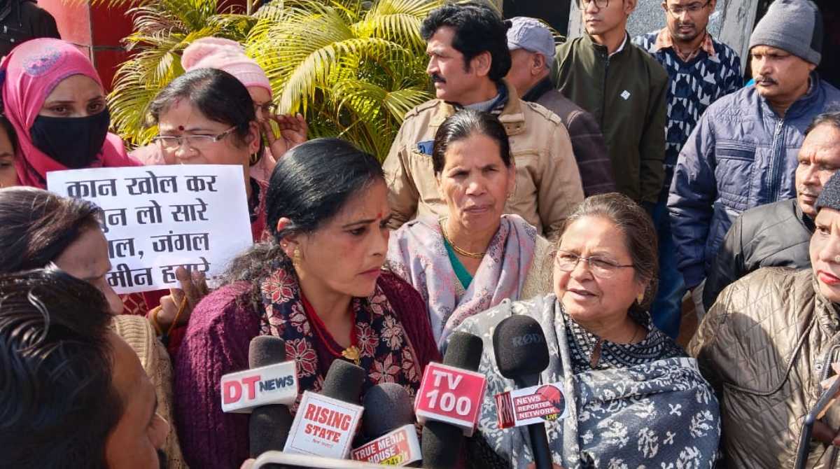 UKD ने अवैध निर्माण को लेकर किया एमडीडीए का घेराव,