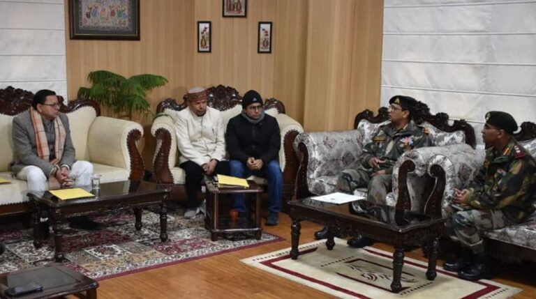 सीएम धामी ने जोशीमठ में अधिकारियों और लोगों से की