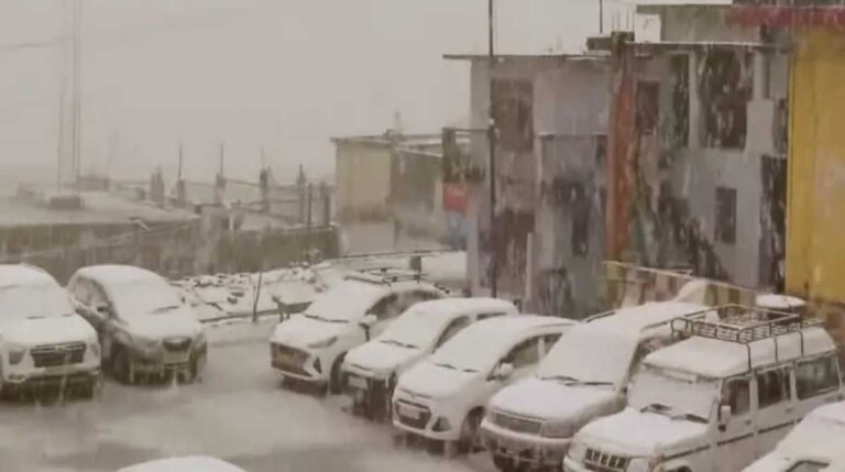 पहाड़ों की रानी&nbsp; मसूरी सहित कई जगहों पर बर्फबारी, पर्यटकों