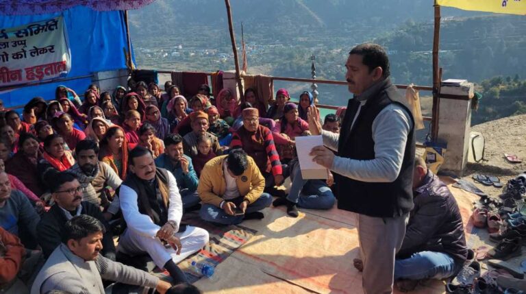 तल्ला उप्पू में पुनर्वास संघर्ष समिति के बैनर तले धरने