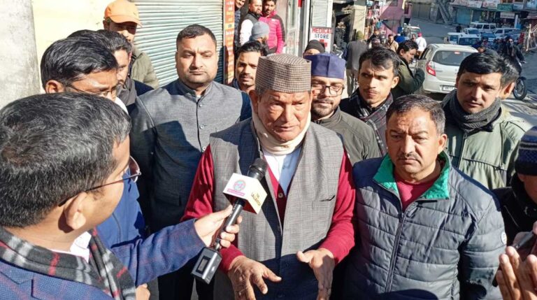 पूर्व मुख्यमंत्री हरीश रावत और मुख्य सचिव पहुंचे जोशीमठ, अधिकारियों