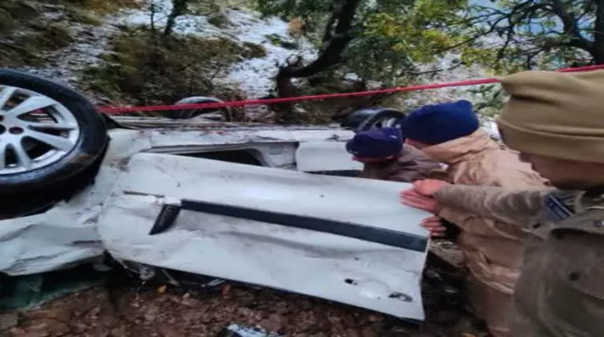 मसूरी धनौल्टी मार्ग पर बड़ा हादसा, गहरी खाई में गिरी कार, तीन लोग गंभीर घायल…