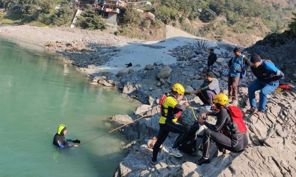 Uttarakhand-News-Army-jawan-jumps-into-Ganga-in-Rishikesh-1000x600.jpg