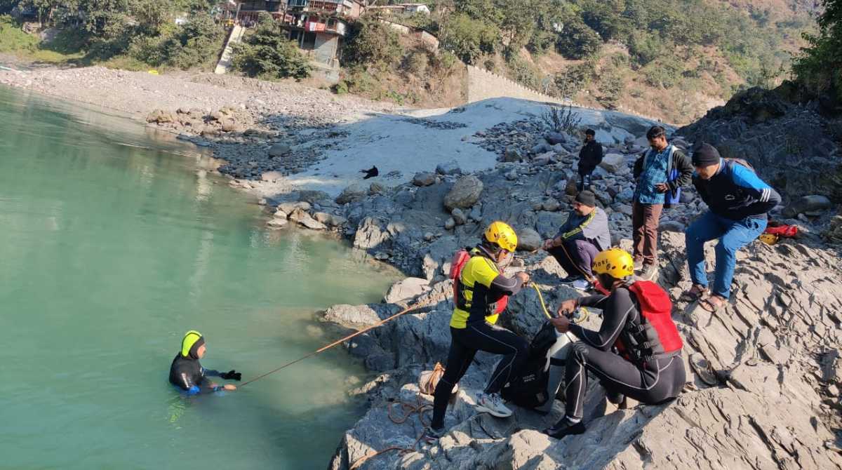 उत्तराखंडः कौडियाला में सेना के जवान ने गंगा में लगाई छलांग, सर्च ऑपरेशन शुरू…