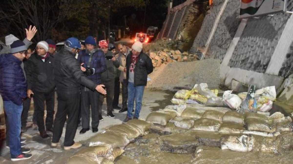 जोशीमठ में हो रहे भू-धसाव से चिंताजनक हालात, सीएम धामी ने बुलाई हाई लेवल बैठक…