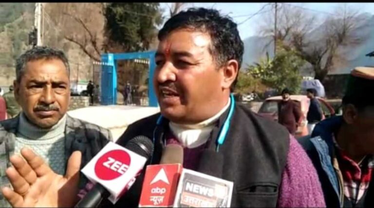 असीगंगा गंगा घाटी के ग्रामीणों ने सड़क की बदहाल हालत