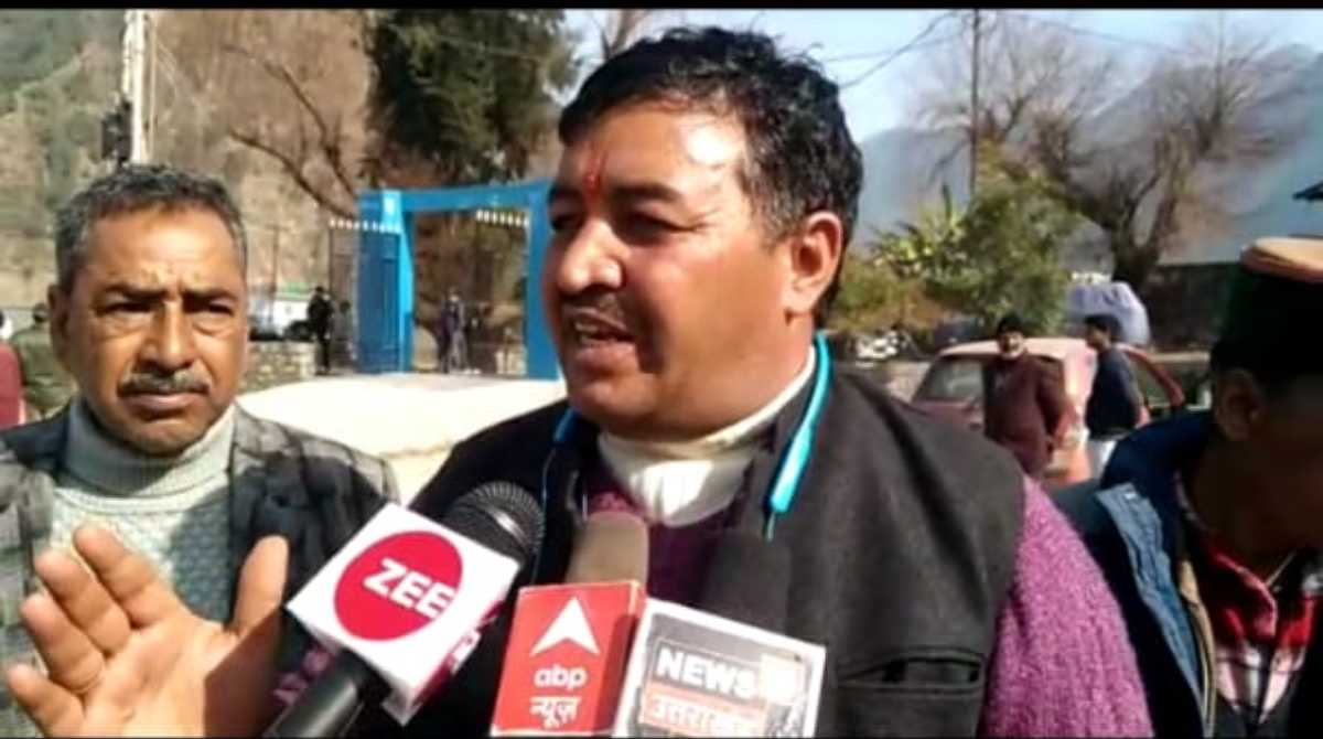 असीगंगा गंगा घाटी के ग्रामीणों ने सड़क की बदहाल हालत को लेकर किया प्रदर्शन…