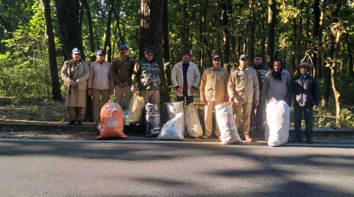 देहरादून: जंगलों को किया गंदा तो सख्त कार्रवाई, एकत्र किया गया 8 कुंटल प्लास्टिक कूडा…