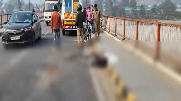 तेज रफ्तार रोडवेज की बस ने साइकिल सवार दो युवकों