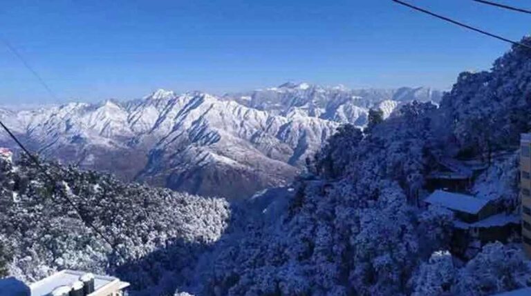 उत्तराखंड में ऊंची चोटियों पर बर्फबारी से बदला मौसम का