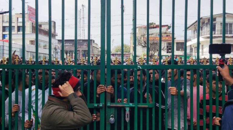 उत्तराखंड में भर्ती धांधली पर युवाओं में भारी आक्रोश, सड़कों