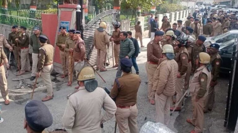 देहरादून में हुए लाठीचार्ज के विरोध में प्रदेशभर में युवाओं