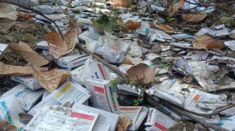 देहरादूनः अब राष्ट्रीय राजमार्ग किनारे भारी मात्रा में फेंकी गई