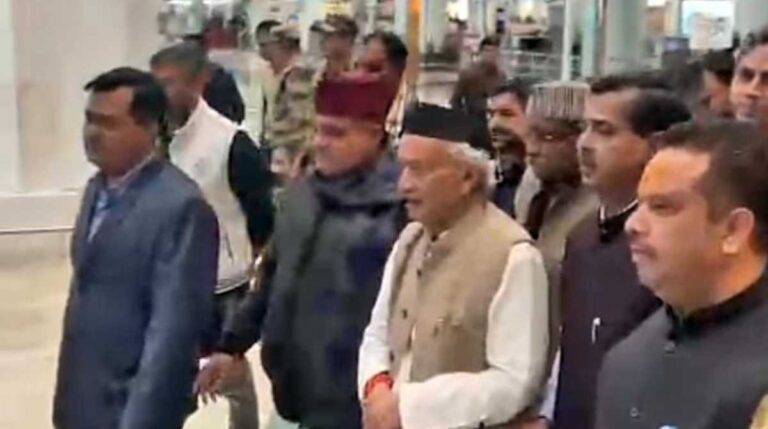 भगत सिंह कोश्यारी के स्वागत को एयरपोर्ट पर लगा नेताओं