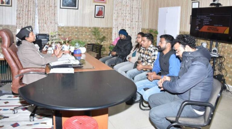 अपर मुख्य सचिव राधा रतूड़ी से मिला बेरोजगार संघ, गिरफ्तार