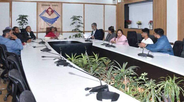 PCS मुख्य परीक्षा हेतु चयनित अभ्यर्थियों के प्रतिनिधिमण्डल ने अपर