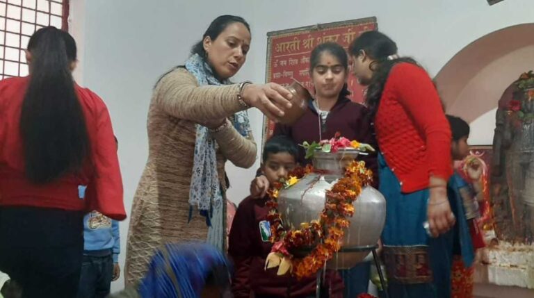डोईवाला: शिवरात्रि पर शिव मंदिरों में भक्तों ने की विशेष