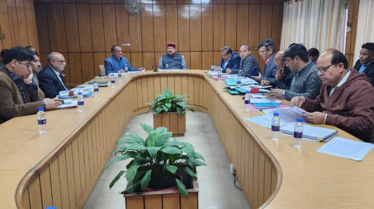 महाराज ने लोक निर्माण विभाग के अधिकारियों संग की बैठक,