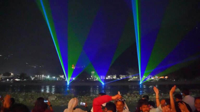 अंतरराष्ट्रीय योग महोत्सव में गंगा आरती के बाद दिखा भव्य