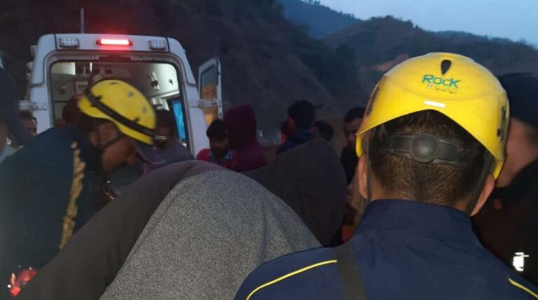 à¤°à¥à¤¦à¥à¤°à¤ªà¥à¤°à¤¯à¤¾à¤— à¤®à¥‡à¤‚ à¤ªà¥‹à¤–à¤²à¤‚à¤¡ à¤µà¤¾à¤¹à¤¨ à¤–à¤¾à¤ˆ à¤®à¥‡à¤‚ à¤—à¤¿à¤°à¤¾, à¤šà¤¾à¤²à¤• à¤˜à¤¾à¤¯à¤²…