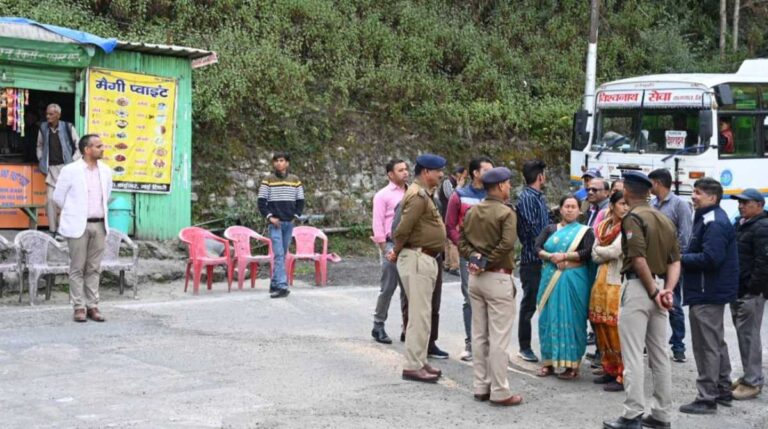 यातायात व्यवस्था का जायजा लेने जिलाधिकारी टिहरी गढ़वाल डॉ. सौरभ
