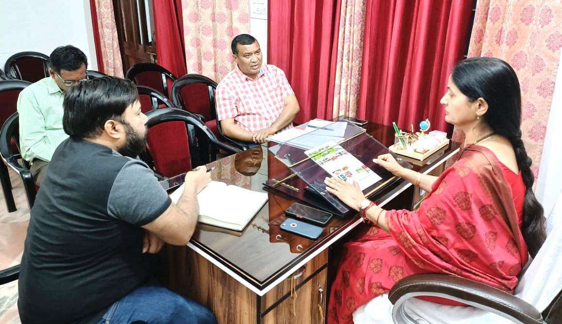 terror of monkeys Rishikesh, mayor Mattings with officers