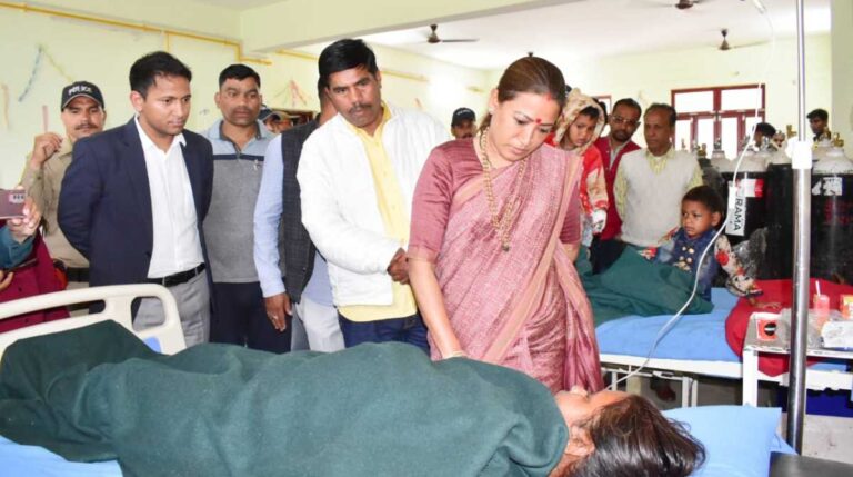 सड़क दुर्घटना में घायल श्रद्धालुओं का हाल जानने पहुंची मंत्री