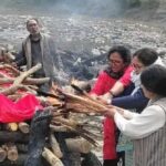 उत्तराखंडः रूढ़िवादी परंपरा से आगे बढ़कर तीन बेटियों ने पिता को दी नम आंखों से मुखाग्नि, दिया ये संदेश…