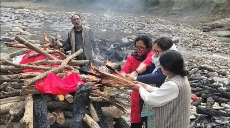 उत्तराखंडः रूढ़िवादी परंपरा से आगे बढ़कर तीन बेटियों ने पिता