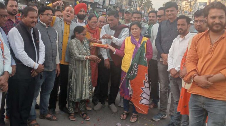 भाजपा की पूर्ण बहुमत की जीत पर उत्तराखंड में मना