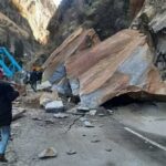 गंगोत्री हाईवे पर भरभराकर गिरी चट्टान, भूस्खलन से आवाजाही ठप…
