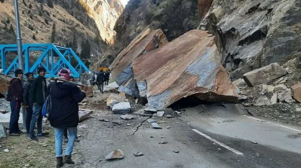 गंगोत्री हाईवे पर भरभराकर गिरी चट्टान, भूस्खलन से आवाजाही ठप…