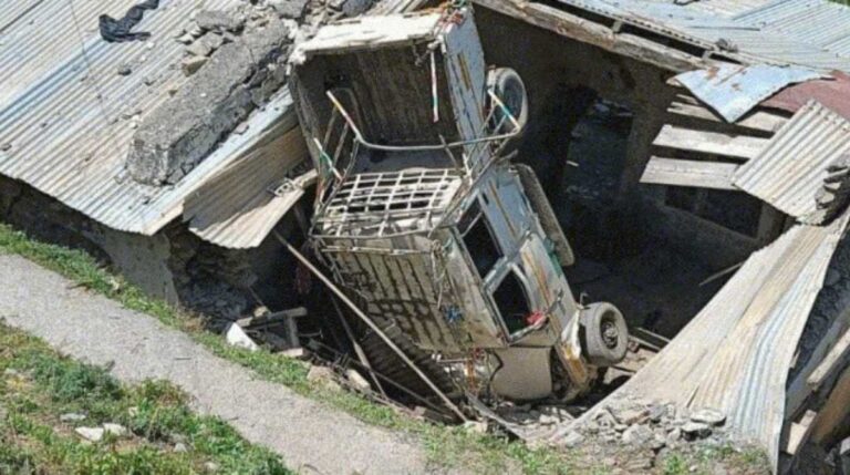 प्राथमिक विद्यालय की छत के ऊपर जा गिरा अनियंत्रित वाहन,