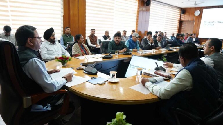 सीएम धामी ने की विभागों के कार्यों की समीक्षा, दिए