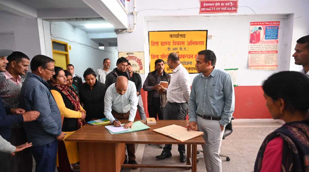 टिहरी डीएम ने विभिन्न कार्यालयों का औचक स्थलीय निरीक्षण, अनुपस्थित मिले अधिकारी कर्मचारी…
