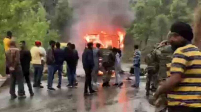 दुःखद: पुंछ में सेना की गाड़ी पर आतंकी हमला, पांच