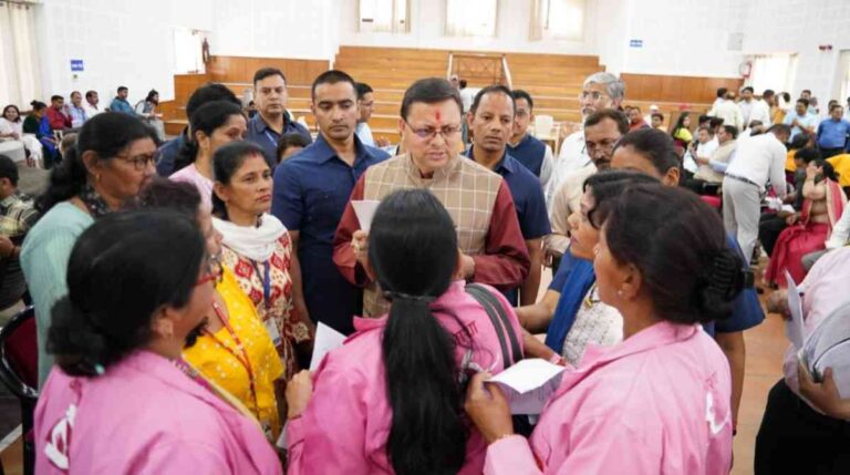 Uttarakhand News: मुख्य सेवक सदन में मुख्यमंत्री ने सुनी जन