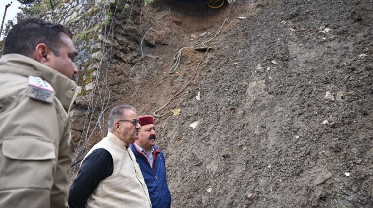 मसूरीः कैबिनेट मंत्री गणेश जोशी ने आपदाग्रस्त क्षेत्र का लिया