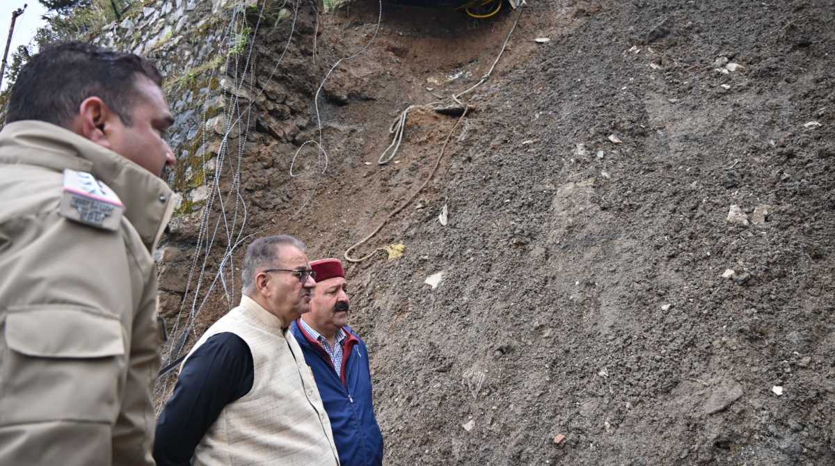 मसूरीः कैबिनेट मंत्री गणेश जोशी ने आपदाग्रस्त क्षेत्र का लिया