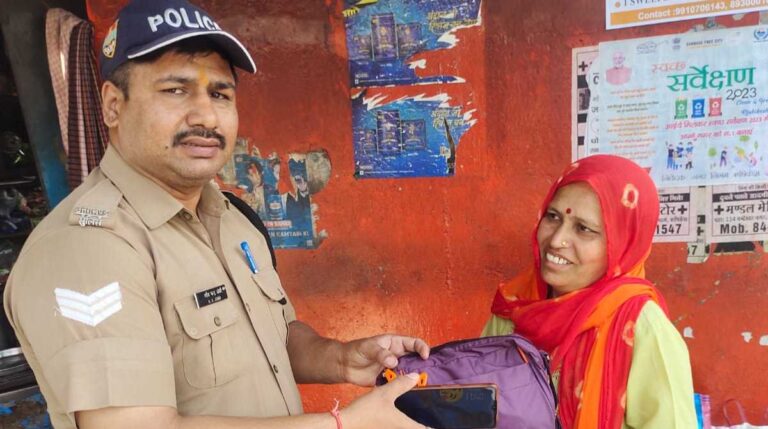 ऑटो में छूटा महिला का पैसों और कागजो से भरा