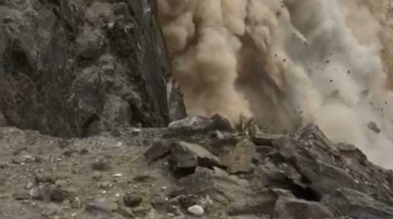 पिथौरागढ़ः गर्बाधार में दरका पहाड़, लोगों ने भागकर बचाई जान&hellip;