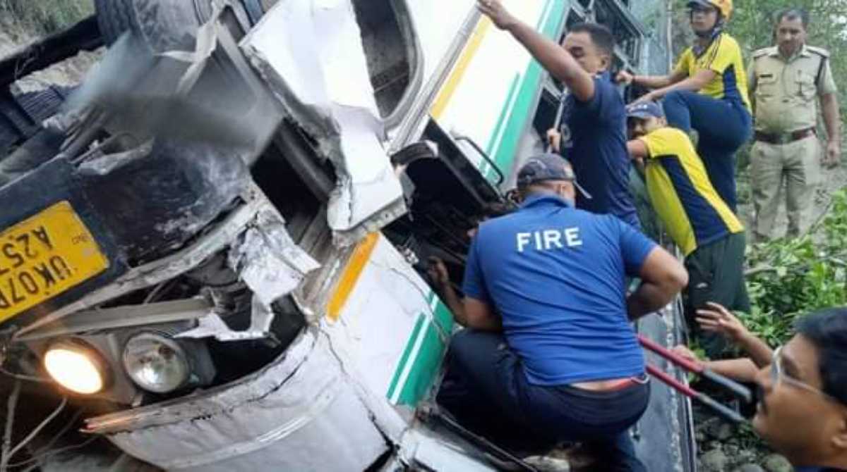 चंडी घाट पुल के पास खाई में जा गिरी रोडवेज