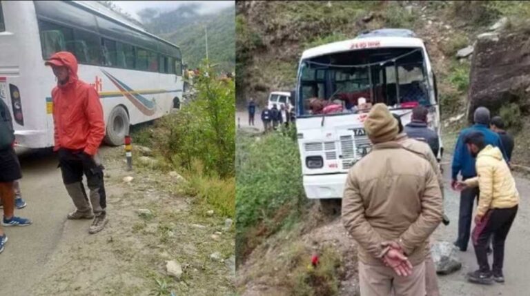 यात्रियों से भरी बस अचानक अनियंत्रित होकर खाई में लटकी,
