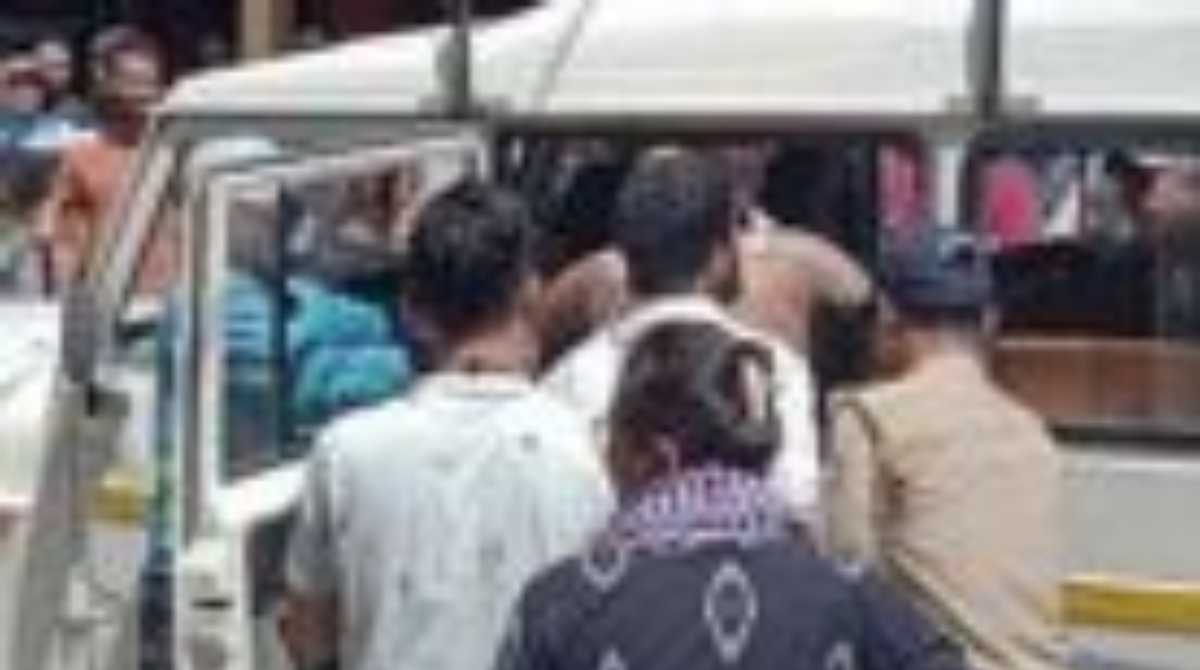 SBI बैंक में ब्रांच मैनेजर पर बैंक के ही गार्ड ने लगाई आग, बुरी तरह झुलसे…