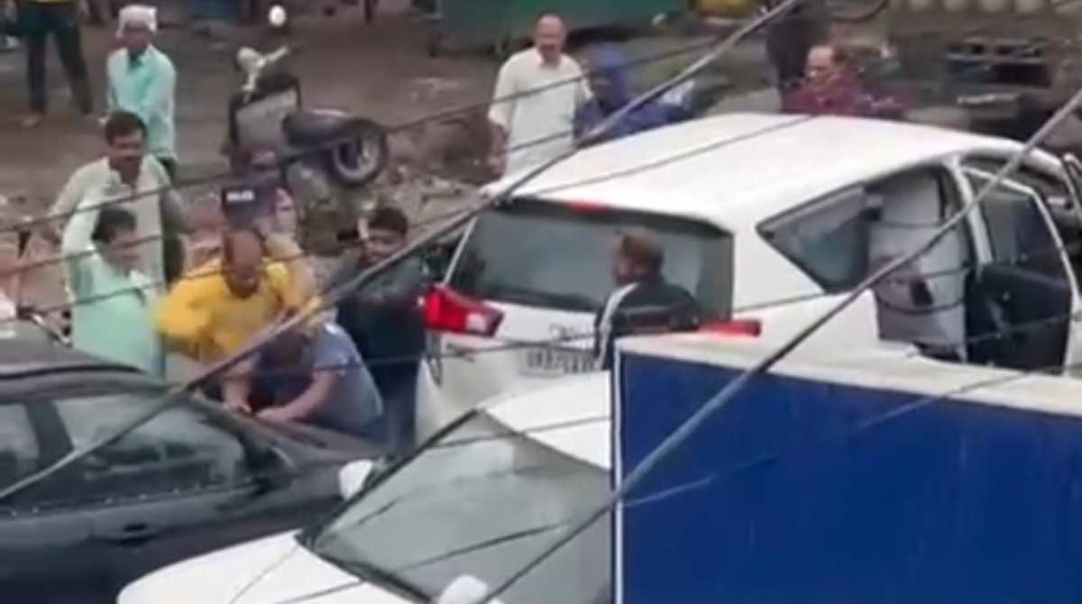 उत्तराखंडः दिनदहाड़े बीच सड़क पर कैबिनेट मंत्री पर हमला, मारपीट का वीडियो वायरल…