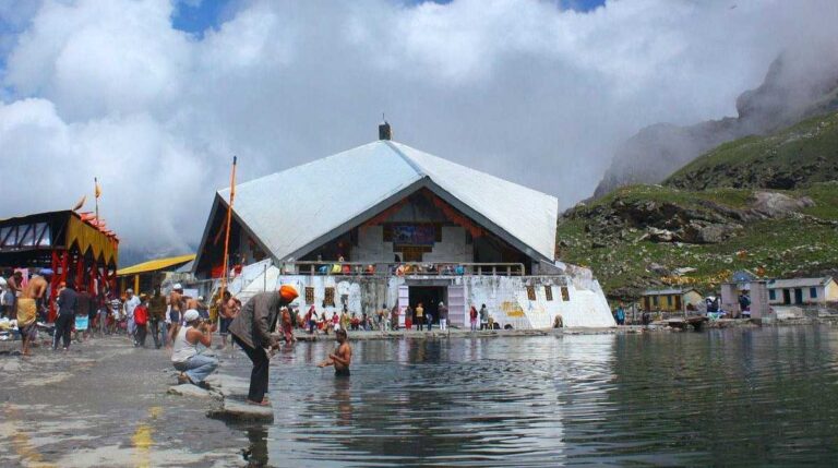 हेमकुंड साहिब व लक्ष्मण मंदिर के कपाट खुले, श्रद्धालुओं में