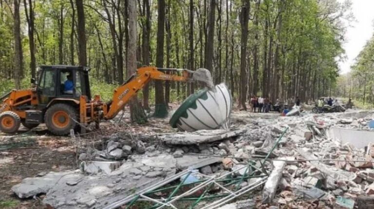 देहरादून समेत कई शहरों में अवैध अतिक्रमण पर कार्रवाई जारी,