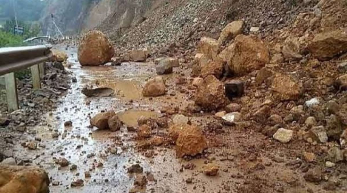 भारी बारिश से जनजीवन अस्त-व्यस्त, सड़कें बाधित, ग्रामीण परेशान…