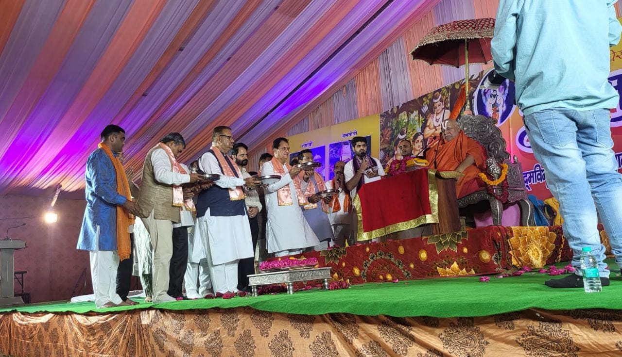 मंत्री गणेश जोशी ने लिया जगद्गुरु स्वामी श्री रामभद्राचार्य महाराज का आशीर्वाद